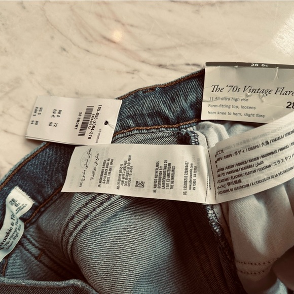 NWT Abercrombie & Fitch 70s Vintage Flare Jeans size 28S - Picture 8 of 8